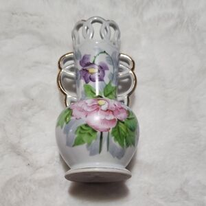VINTAGE  OCCUPIED JAPAN  VASE. CUTWORK FLOWERS 💐.